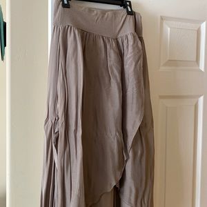 Lightweight wide legged pant.